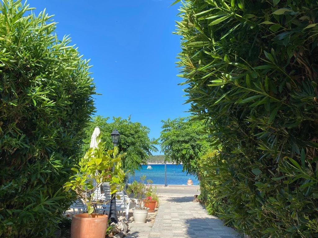 Apartments And Rooms Villa Luci Barbat na Rabu Экстерьер фото